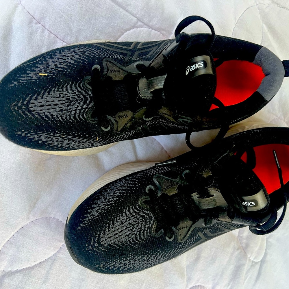 Women’s ASICS Gel Cumulus 25 in excellent condition.